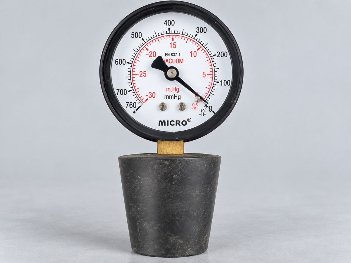 Vacuum gauge with rubber check